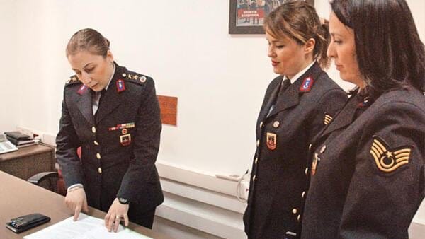 Cumhuriyet’in ilk kadın generali Özlem Yılmaz: 

Bugün kadınlarımızı vali, asker, pilot, sporcu olarak görebiliyorsak bu Cumhuriyet'in bir kazanımıdır. 

Atatürk ile aynı mesleği yapmak büyük onur ve gurur vericidir. Bunu tarif etmek imkânsızdır.