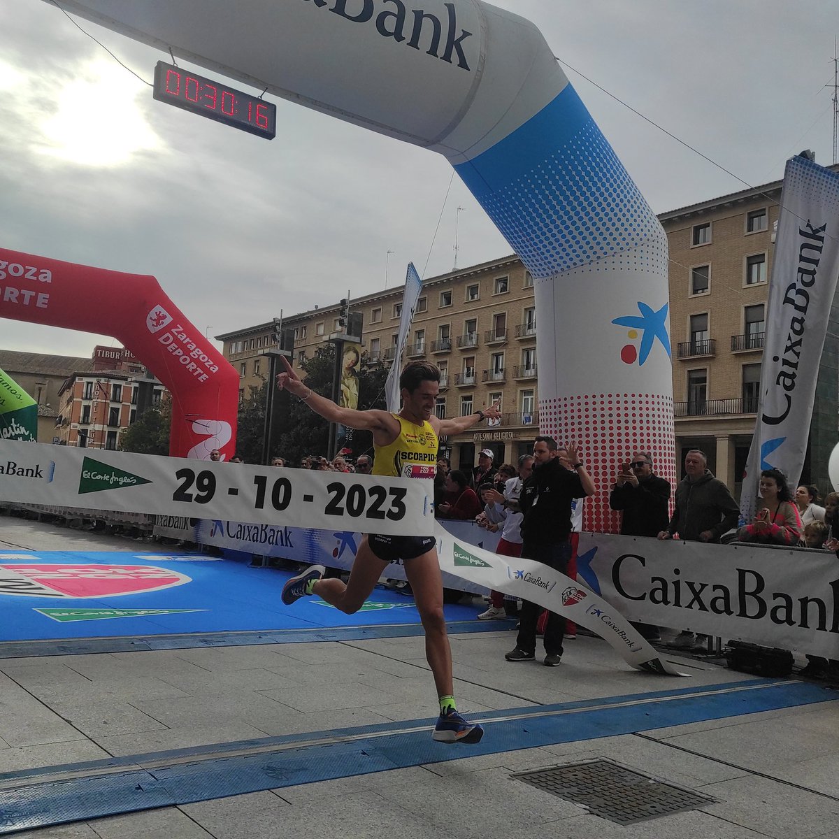 Felicidades al ganador de nuestra XVI edición! 🥇
Iván Manceñido, Flamante ganador de la Caixabank 10k Zaragoza👏