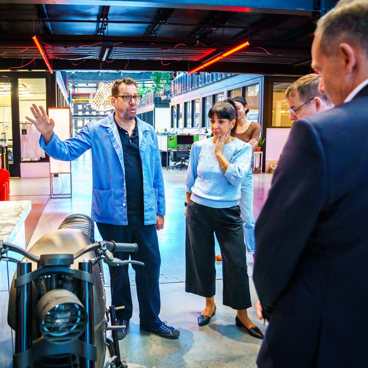 BMV's tweet photo. Startups = Zukunft! Wie man zusammen mit #Industrie & #Politik nachhaltige Technologien vorantreibt diskutierte @wissing im #Startup Campus @NewLab in #Brooklyn, #NewYork. Danach lernte er das erste experimentelle #Quanteninternet in New York von @QunnectInc kennen.🛜💻