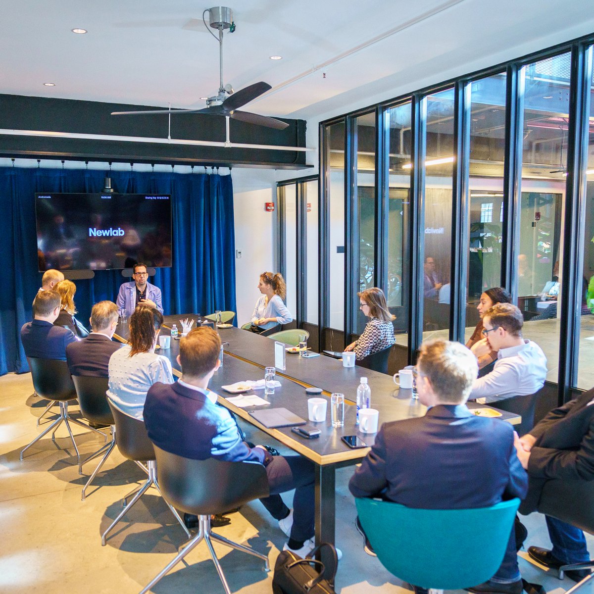 BMV's tweet photo. Startups = Zukunft! Wie man zusammen mit #Industrie & #Politik nachhaltige Technologien vorantreibt diskutierte @wissing im #Startup Campus @NewLab in #Brooklyn, #NewYork. Danach lernte er das erste experimentelle #Quanteninternet in New York von @QunnectInc kennen.🛜💻