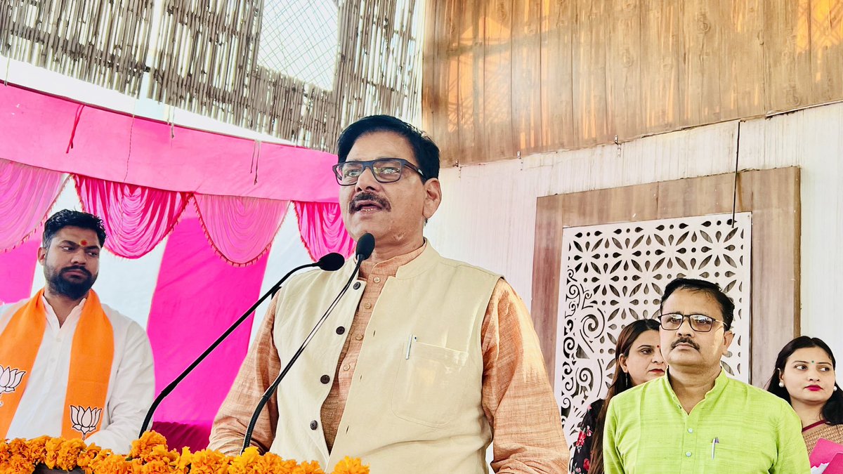 Jewar63's tweet photo. जेवर मैं महिलाओं से संवाद करते जेवर विधायक @DhirendraGBN
@womenempowerment https://t.co/9Fj3fOrLMa