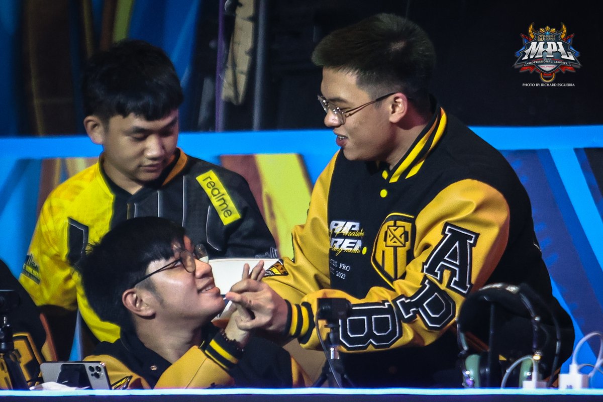 Avarixa_'s tweet photo. AP.Bren's decisiveness and aggression grant them Game 1 of the MPL Philippines Season 12 Grand Final match versus Blacklist International.
📸: @mplphilippines
#MPLPH #MPL #MPLPHS12Playoffs https://t.co/SZ4nldQTwU