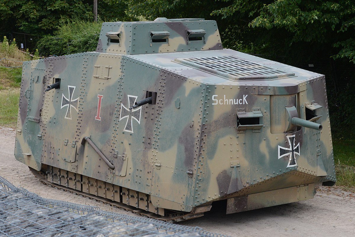 DatosDeTanques's tweet photo. Sturmpanzerwagen A7V🇩🇪: Era un vehículo enorme, diseñado a toda prisa tras la aparición de los tanques británicos en 1916. La carrocería solo se elevaba 40mm sobre el suelo. El resultado fue un vehículo inestable y de bajo rendimiento #Datosdetanques #WW1 🪖 https://t.co/zn6g89cWIZ