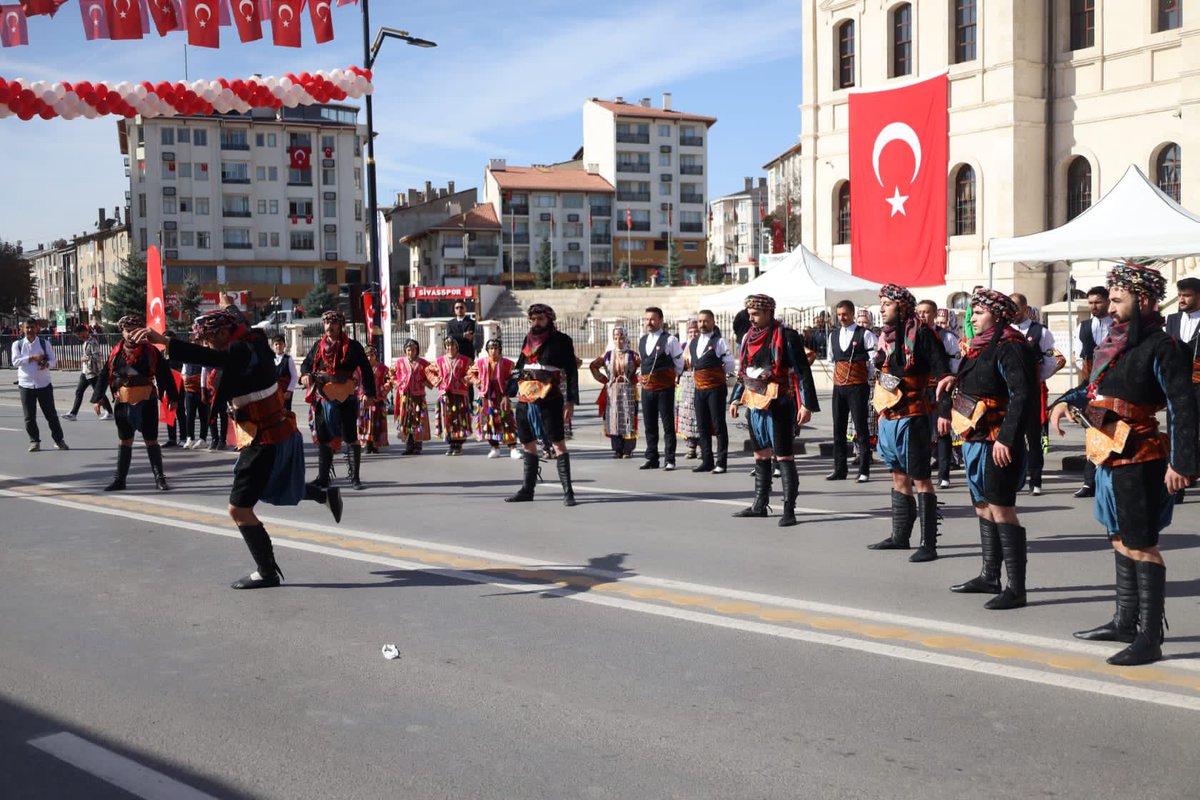 Cumhuriyetimizin ilanının 100. yıldönümünde, Gazi Mustafa Kemal Atatürk başta olmak üzere, İstiklal Harbimizin kazanılmasına ve yeni devletimizin kuruluşuna öncülük eden tüm kahramanlarımızı tazimle yad ediyorum.
Cumhuriyetimizin 100. yılı kutlu olsun!  

#TürkiyeYüzyılı