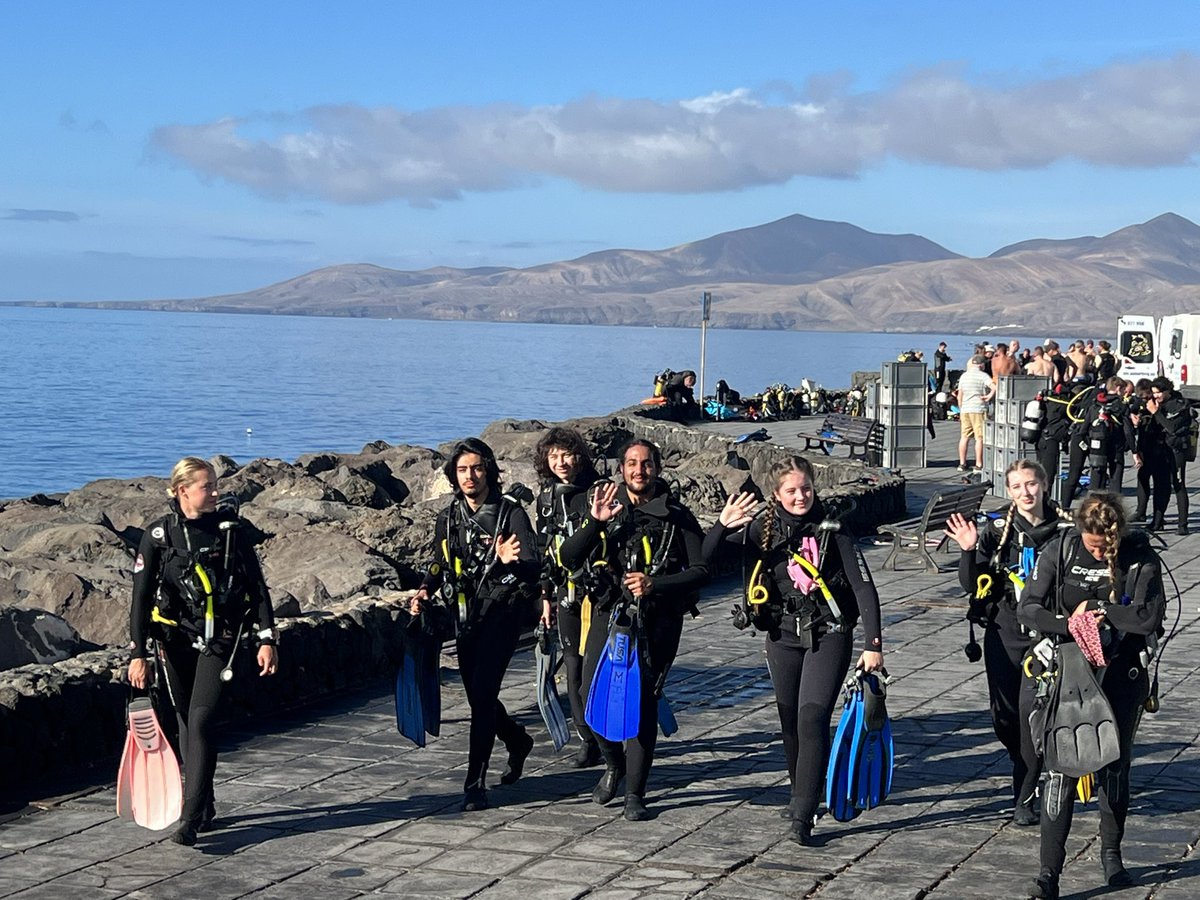 QMGS_YEAR_10's tweet photo. First group all ready for their second dive .. all kitted up and on their way. A hot day with water temperatures averaging 24 degrees!!@QMGS_Malawi_Exp @qmgs1554qma @QMGS6THFORM @QMGS_Year10 @QMGSHouses https://t.co/9Htugo38Tc