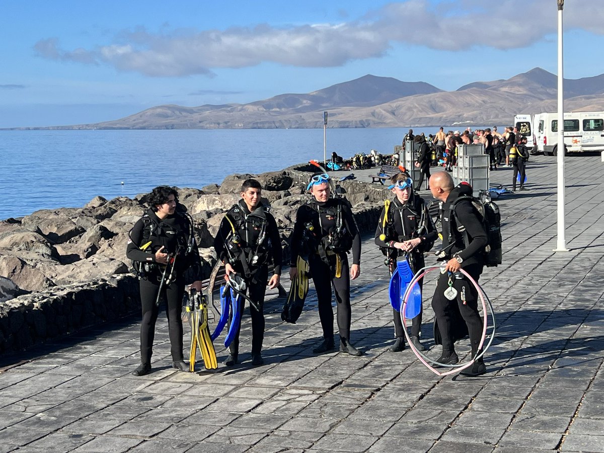 QMGS_YEAR_10's tweet photo. First group all ready for their second dive .. all kitted up and on their way. A hot day with water temperatures averaging 24 degrees!!@QMGS_Malawi_Exp @qmgs1554qma @QMGS6THFORM @QMGS_Year10 @QMGSHouses https://t.co/9Htugo38Tc