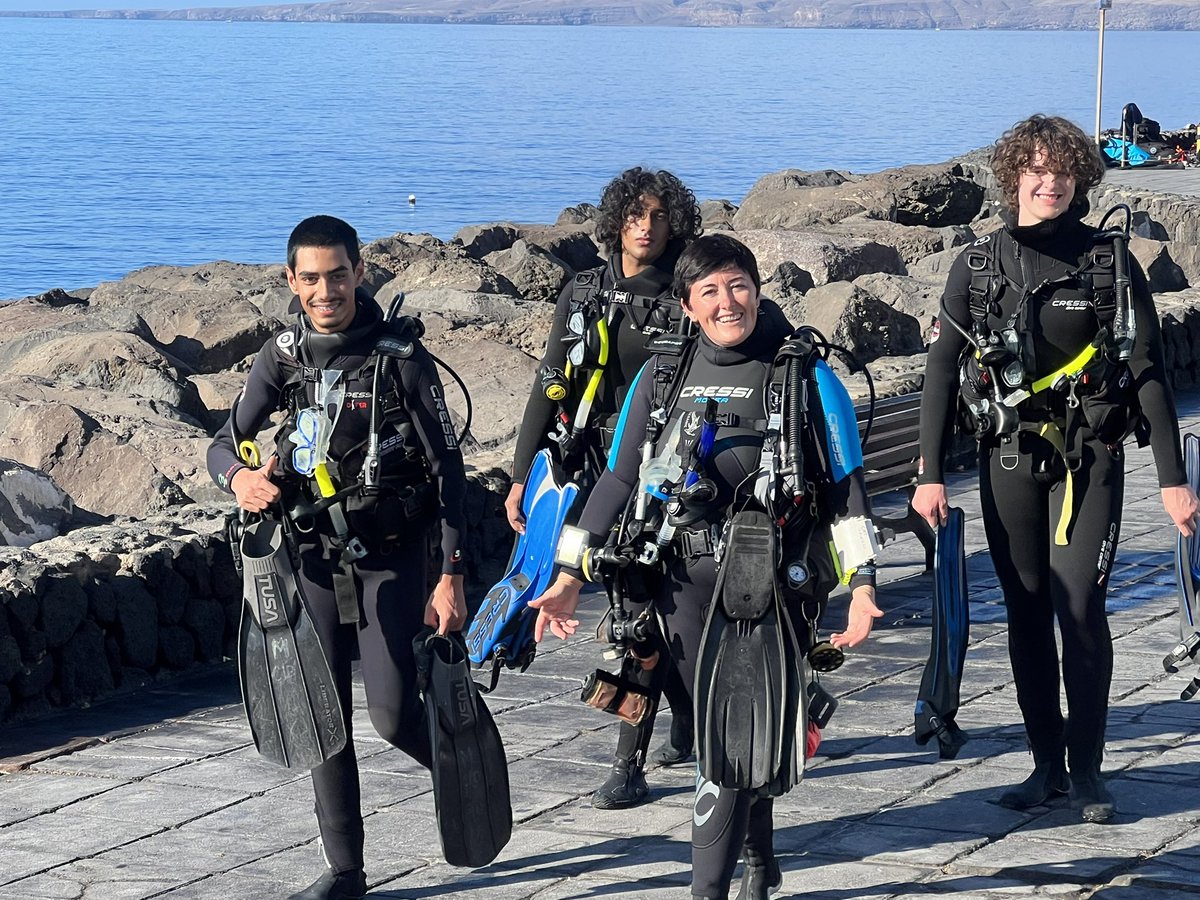 QMGS_YEAR_10's tweet photo. First group all ready for their second dive .. all kitted up and on their way. A hot day with water temperatures averaging 24 degrees!!@QMGS_Malawi_Exp @qmgs1554qma @QMGS6THFORM @QMGS_Year10 @QMGSHouses https://t.co/9Htugo38Tc