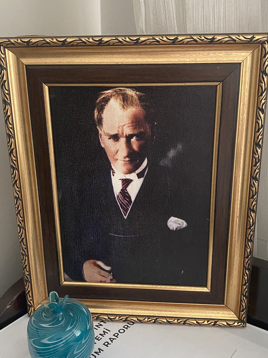 Sen hep başköşedesin, baş tacısın. 100.yılımız kutlu olsun. Bilhakis kimsesizlerin kimsesi olan  Cumhuriyeti bize kazandırdığın için. İzindeyiz…
#Cumhuriyetimizin100YılıKutluOlsun