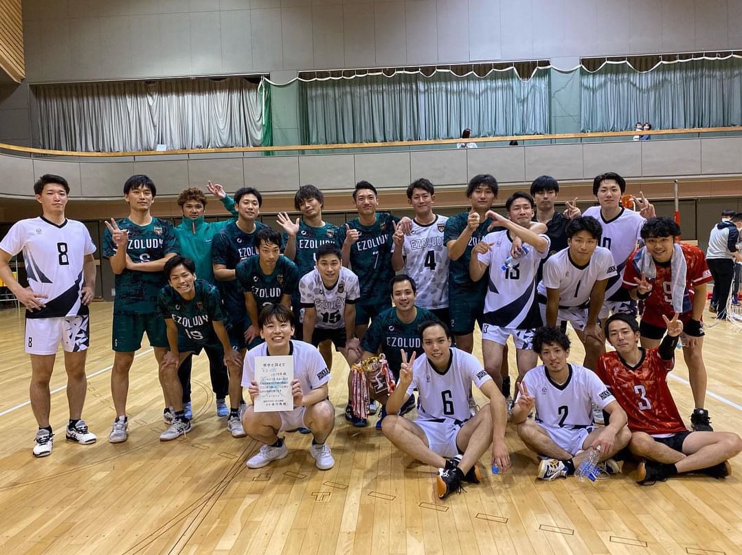 EZOLUDY8's tweet photo. .
道央地区 第32回6人制選手権大会

　　〜順位〜

　優勝🏅EZOLUDY
準優勝🥈LIBREX
　３位🥉北海道クラブ
　３位🥉TVC

2023年ラストゲームを優勝で終えることが出来ました🔥

たくさんの応援ありがとうございました🙇
大会関係者の方々、対戦したチームの皆様、誠にありがとうございました🙇 https://t.co/amvFCZYAyF