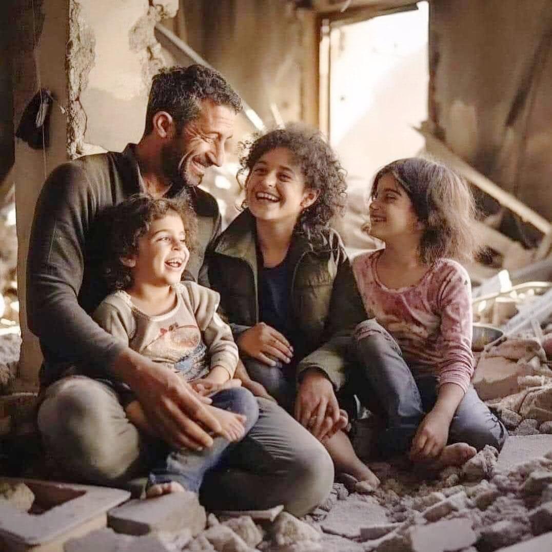 " ونَحنُ لَم نَحلُم .. بأكثَر مِن حَياةٍ كَالحَياة ! "
#محمود_درويش