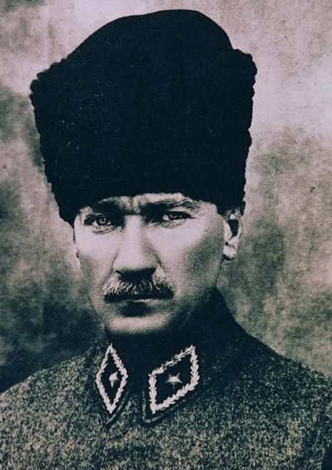 AvOzlemZengin's tweet photo. Beyaz kurdeleli bir bayram çocuğunun umudu ve hayalleriyle…
56. Yılından 100. Yılına… 

Evde, okulda, ilk öğrendiğimiz, anlamını en merak ettiğimiz ilk kelimelerimizden “Cumhuriyet…”

Cumhuriyet bayram demek…

“Cumhuriyet hürriyet demek. 
Cumhuriyet mutluluk demek.
Cumhuriyet kol kola yürümek…” şarkılarıyla çocuk dünyamızdan anlamaya başladığımız, 

"Egemenlik kayıtsız, şartsız Milletindir." ilkesiyle yaşadığımız 100 yaşındaki Cumhuriyetimiz…

Kutlu olsun. 🇹🇷

Ve bu ilkeyle yıllar ve yaşlar sonra Türkiye Büyük Millet Meclisimizde şanla ve şerefle Milletvekili olarak Milletimiz ve Ülkemize hizmet etmek…

Müteşekkiriz…

Kadın, erkek, genç, çocuk, ihtiyar her bir insanımızın müreffeh geleceği yolunda ilk yılından 100. yılına tüm kazanımlarımız için müteşekkiriz. 

Cumhuriyetimizin banisi Gazi Mustafa Kemal Atatürk ve İstiklal Mücadelemizden, Cumhuriyetimizin kuruluşuna ve tarihimizde  Memleketimizin, Milletimizin istiklali ve istikbali için mücadele eden kahramanlarımızı, Aziz Şehitlerimizi ve Gazilerimizi rahmetle ve tazimle yâd ediyorum.

Ve şanlı tarihimizin kahraman kadınlarına hassaten şükranlarımızla;
Nene Hatun’dan Şerife Bacı’ya, Fatma Seher Erden’den, Halime Çavuş’a, vatan mücadelesinde canlarını ortaya koyan, cepheden cepheye koşan kahraman ecdadımız… Ve tarihimiz boyunca ilk kıvılcımları ateşleyen, ilk kadın muhtar Gül Esin’den ilk kadın milletvekillerimize, ilk kadın doktorumuz Safiye Ali’den ilk kadın mühendislerimize ve nice isim…
Bugün her alanda var olan kadınlarımıza ilham veriyorlar.

Geleceğimizin ve bağımsızlığımızın uğrunda verdikleri eşsiz mücadelenin, zorluklar yokluklar içinde asla pes etmeden, yılmadan ve daima büyük bir imanla, yüzyıllar sonrasına attıkları her bir adımın idrakiyle ve ruhuyla bizler de adımlarımızı atıyoruz. 

Cumhuriyetimizin yeni yüzyılına “Türkiye Yüzyılı” hedefimiz ve heyecanımız ile başlarken 
tarihimizden ve ecdadımızdan güç alıyoruz. Cumhurbaşkanımız Recep Tayyip Erdoğan liderliğinde, 20 yılı aşkın sürede nice kazanım ve başarıları bu ilhamla yaşadık ve yaşamaya devam edeceğiz. Umutlarımız, hayallerimiz, tüm gayemiz bugünden yüzyıllar sonrasına Ülkemizin geleceği, gençliği, nesillerimiz ve tüm insanlık için… Daha adil daha yaşanır bir dünya için. Ve barış, barış, barış... Dünyanın bütün çocuklarının barış ve güven içinde yaşayabilmeleri için… 

Her birimiz çok farklıydık, farklıyız. Ama daima birdik, biriz, birliğiz ve “bir” olmaya devam edeceğiz. Sevincimiz bir kederimiz bir yüreğimiz bir… Birliğimiz, inancımız ve her birimizin yüreğindeki sonsuz vatan aşkımızla, ay yıldızlı al bayrağımız ebediyyen göklerimizde hür ve özgür olacaktır. 
“Hakkıdır, hür yaşamış bayrağımın hürriyet;
Hakkıdır, Hakk’a tapan Milletimin istiklâl!” 

Rabbimiz birliğimizi güçlendirsin.

Yaşasın 100 Yaşındaki Cumhuriyetimiz

Yeni yüzyılın yeni başlangıçların heyecanı, gururuyla, nice yüzyıllara… 

29 Ekim Cumhuriyet Bayramımız Kutlu olsun… 🇹🇷