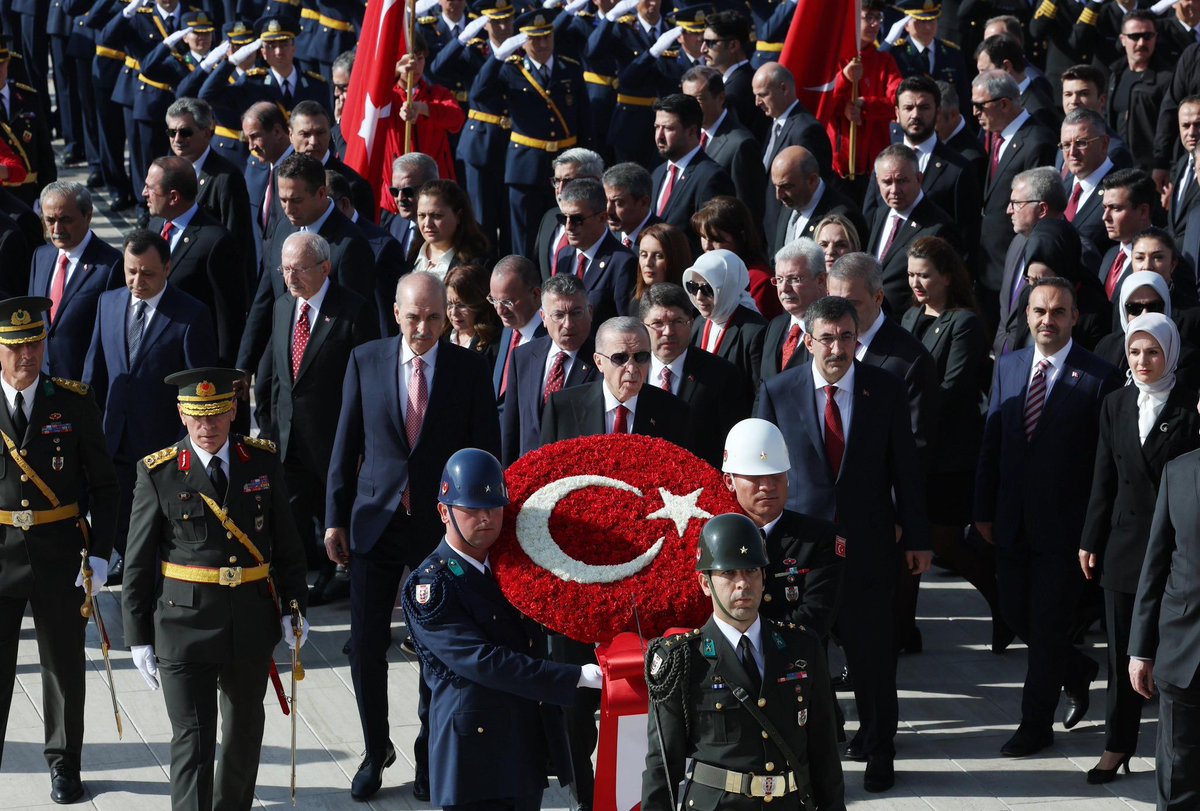 AvOzlemZengin's tweet photo. Beyaz kurdeleli bir bayram çocuğunun umudu ve hayalleriyle…
56. Yılından 100. Yılına… 

Evde, okulda, ilk öğrendiğimiz, anlamını en merak ettiğimiz ilk kelimelerimizden “Cumhuriyet…”

Cumhuriyet bayram demek…

“Cumhuriyet hürriyet demek. 
Cumhuriyet mutluluk demek.
Cumhuriyet kol kola yürümek…” şarkılarıyla çocuk dünyamızdan anlamaya başladığımız, 

"Egemenlik kayıtsız, şartsız Milletindir." ilkesiyle yaşadığımız 100 yaşındaki Cumhuriyetimiz…

Kutlu olsun. 🇹🇷

Ve bu ilkeyle yıllar ve yaşlar sonra Türkiye Büyük Millet Meclisimizde şanla ve şerefle Milletvekili olarak Milletimiz ve Ülkemize hizmet etmek…

Müteşekkiriz…

Kadın, erkek, genç, çocuk, ihtiyar her bir insanımızın müreffeh geleceği yolunda ilk yılından 100. yılına tüm kazanımlarımız için müteşekkiriz. 

Cumhuriyetimizin banisi Gazi Mustafa Kemal Atatürk ve İstiklal Mücadelemizden, Cumhuriyetimizin kuruluşuna ve tarihimizde  Memleketimizin, Milletimizin istiklali ve istikbali için mücadele eden kahramanlarımızı, Aziz Şehitlerimizi ve Gazilerimizi rahmetle ve tazimle yâd ediyorum.

Ve şanlı tarihimizin kahraman kadınlarına hassaten şükranlarımızla;
Nene Hatun’dan Şerife Bacı’ya, Fatma Seher Erden’den, Halime Çavuş’a, vatan mücadelesinde canlarını ortaya koyan, cepheden cepheye koşan kahraman ecdadımız… Ve tarihimiz boyunca ilk kıvılcımları ateşleyen, ilk kadın muhtar Gül Esin’den ilk kadın milletvekillerimize, ilk kadın doktorumuz Safiye Ali’den ilk kadın mühendislerimize ve nice isim…
Bugün her alanda var olan kadınlarımıza ilham veriyorlar.

Geleceğimizin ve bağımsızlığımızın uğrunda verdikleri eşsiz mücadelenin, zorluklar yokluklar içinde asla pes etmeden, yılmadan ve daima büyük bir imanla, yüzyıllar sonrasına attıkları her bir adımın idrakiyle ve ruhuyla bizler de adımlarımızı atıyoruz. 

Cumhuriyetimizin yeni yüzyılına “Türkiye Yüzyılı” hedefimiz ve heyecanımız ile başlarken 
tarihimizden ve ecdadımızdan güç alıyoruz. Cumhurbaşkanımız Recep Tayyip Erdoğan liderliğinde, 20 yılı aşkın sürede nice kazanım ve başarıları bu ilhamla yaşadık ve yaşamaya devam edeceğiz. Umutlarımız, hayallerimiz, tüm gayemiz bugünden yüzyıllar sonrasına Ülkemizin geleceği, gençliği, nesillerimiz ve tüm insanlık için… Daha adil daha yaşanır bir dünya için. Ve barış, barış, barış... Dünyanın bütün çocuklarının barış ve güven içinde yaşayabilmeleri için… 

Her birimiz çok farklıydık, farklıyız. Ama daima birdik, biriz, birliğiz ve “bir” olmaya devam edeceğiz. Sevincimiz bir kederimiz bir yüreğimiz bir… Birliğimiz, inancımız ve her birimizin yüreğindeki sonsuz vatan aşkımızla, ay yıldızlı al bayrağımız ebediyyen göklerimizde hür ve özgür olacaktır. 
“Hakkıdır, hür yaşamış bayrağımın hürriyet;
Hakkıdır, Hakk’a tapan Milletimin istiklâl!” 

Rabbimiz birliğimizi güçlendirsin.

Yaşasın 100 Yaşındaki Cumhuriyetimiz

Yeni yüzyılın yeni başlangıçların heyecanı, gururuyla, nice yüzyıllara… 

29 Ekim Cumhuriyet Bayramımız Kutlu olsun… 🇹🇷