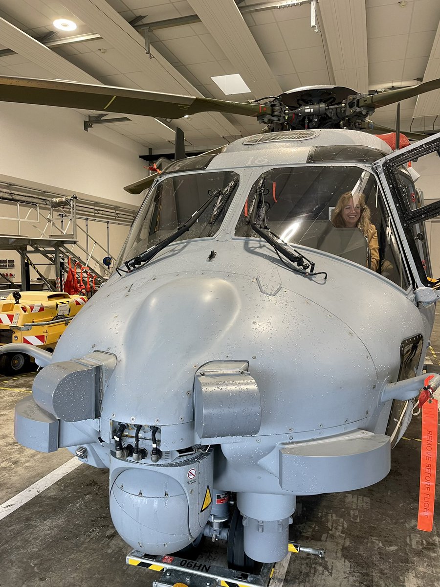 MarineGrandEst's tweet photo. J2 : après-midi à la base aéronautique navale de Lanvéoc avec visite du #CESSAN qui forme au sauvetage et à la survie en mer 🌊 et visite de la flottille 33F avec son 🚁 Caïman ⚓️ qui conduit des missions de combat aéromaritime, de lutte anti-sous-marine…
https://t.co/AlivMJZCfP https://t.co/b4Kq8RLtAp