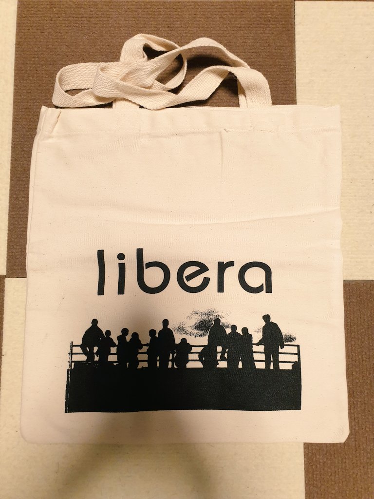 DearLibera's tweet photo. 🇯🇵に住んでたときの #リベラ グッズはほとんど実家に置いてあるので今回滞在中にいろいろ掘り出し隊🗝
しかしいつのどこコンサでのものか記憶が彼方の光ふぁーらうぇい...😂そんなときはパトリックに聞くのが早いので😎ぶ
@fan_de_LoK Do you remember which concert/tour this tote bag was sold?? https://t.co/U14sGIc0bN
