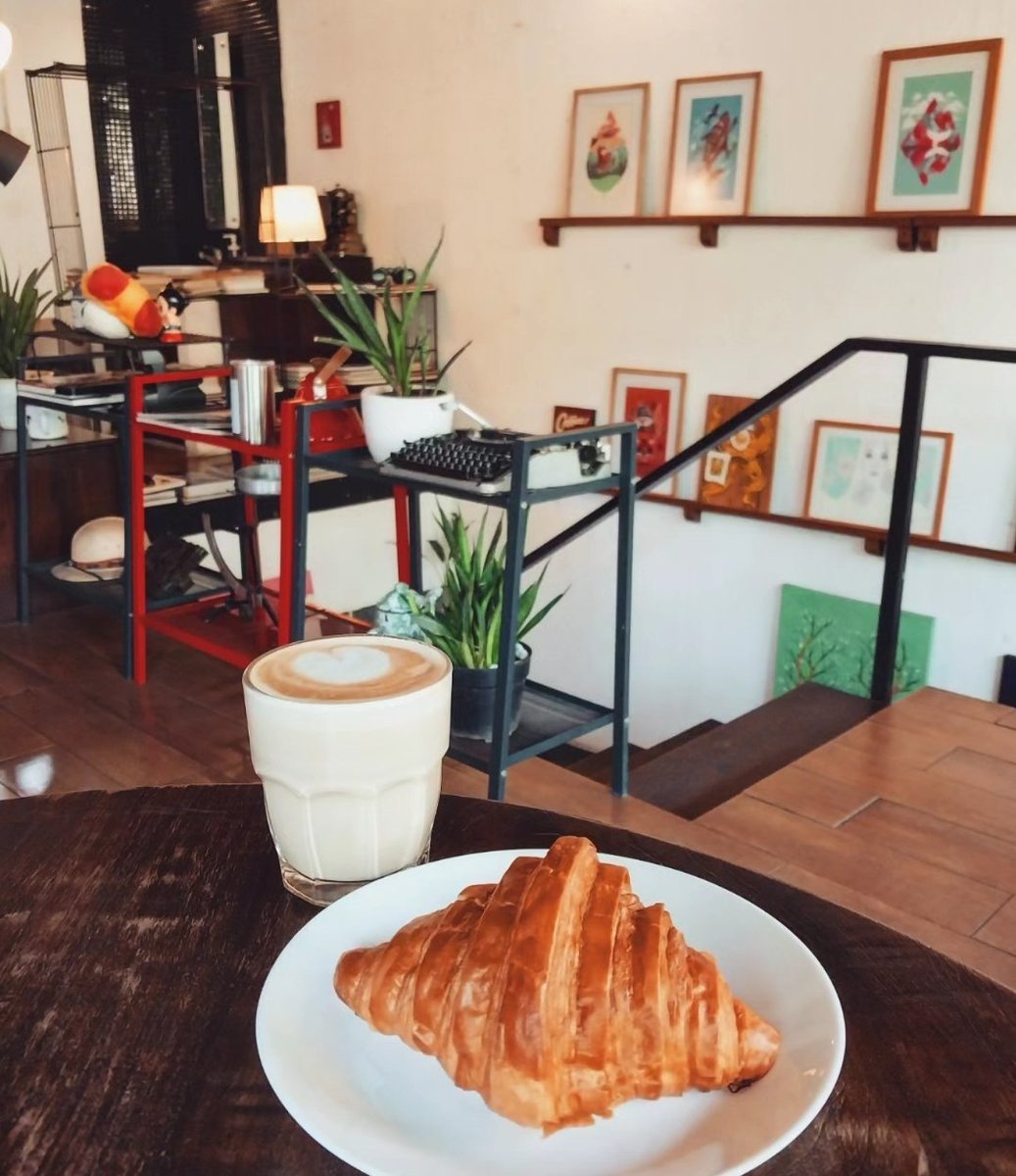 Hujan yang ditunggu belum datang juga. Take it easy Sunday. Kopi dan croissant sudah siap menemani.

Croissant + latte only for 45k
 Cheers! 😊☕👌

#thatslifecoffee #coffee #kopi #kopiindonesia #coffeetime #kopijakartaselatan