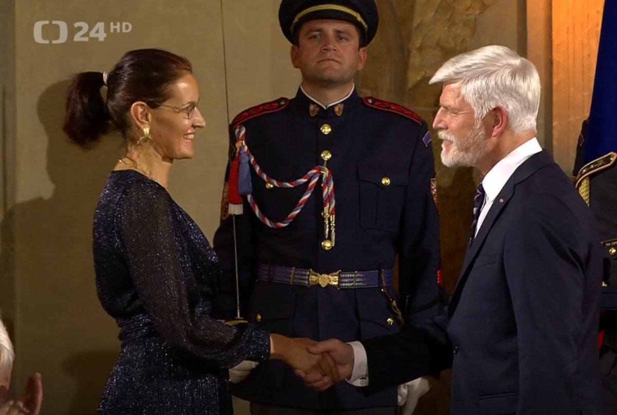 muni_cz's tweet photo. 🎖️ Státní vyznamenání včera získaly také osobnosti spjaté s naší univerzitou. 👏

Ocenění obdrželi například absolvent @muni_arts Milan Uhde, zakladatelka Katedry environmentálních studií @MUNI_FSS Hana Librová či profesor lékařské fakulty Marek Svoboda. https://t.co/wYL0hr1Lap