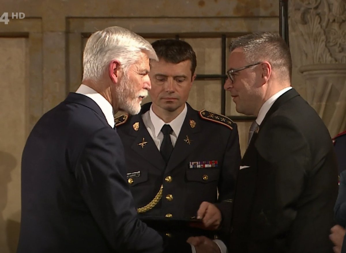 🎖️ Státní vyznamenání včera získaly také osobnosti spjaté s naší univerzitou. 👏

Ocenění obdrželi například absolvent <a href="/muni_arts/">Filozofická fakulta MU</a> Milan Uhde, zakladatelka Katedry environmentálních studií <a href="/MUNI_FSS/">Fakulta soc. studií/Faculty of Social Studies</a> Hana Librová či profesor lékařské fakulty Marek Svoboda.