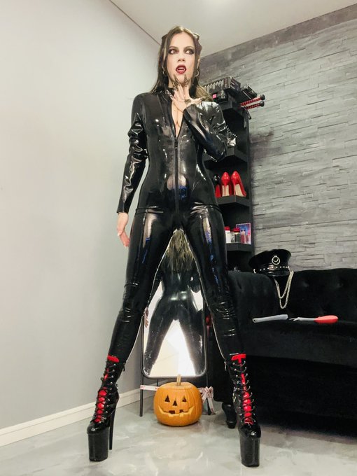 The offical countdown to #Halloween  starts ! First day is a #latexvampire ! Will you let me bite you<a href="/tag/halloween"class="tags">#Halloween</a><a href="/tag/latexvampire"class="tags"><span>#latexvampire</span></a>