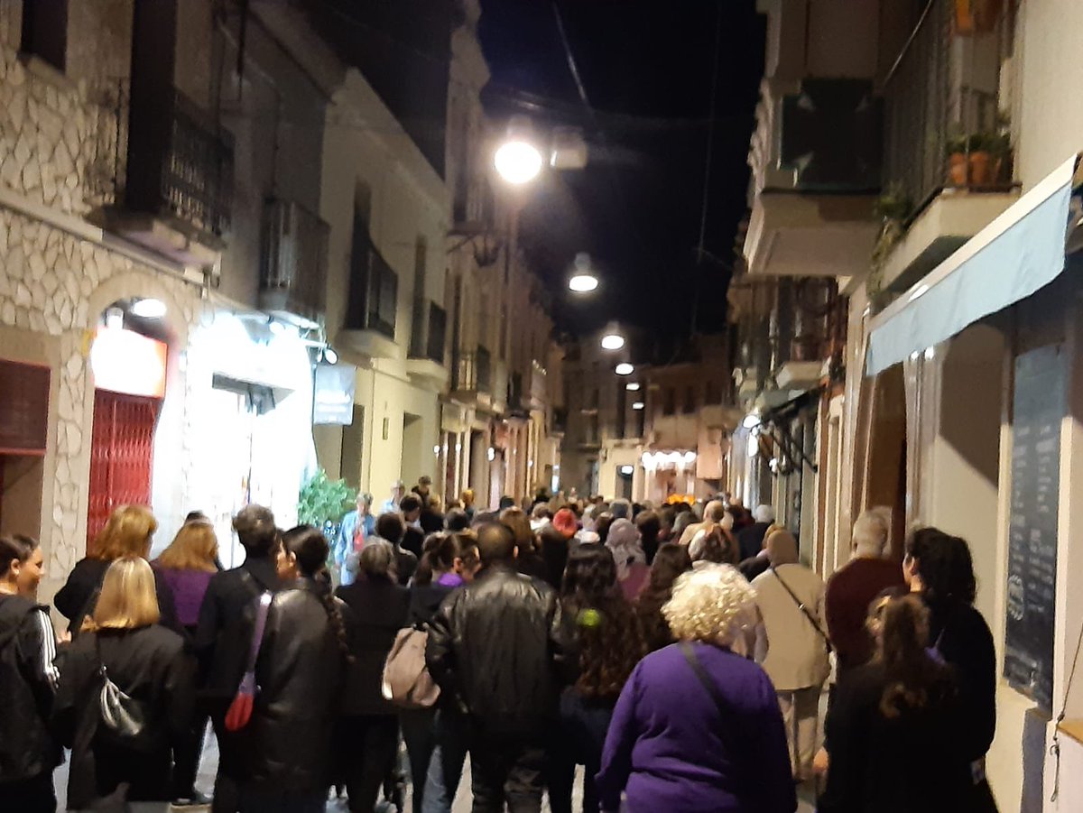 marisolrofe's tweet photo. Anoche participamos en la marcha silenciosa contra la violencia machista, organizada por @AlmaVioleta08820
Los feminicidios no cesan y el machismo sigue.Pero la fuerza del feminismo está presente para ser el grito de las que ya no tienen voz.
Por ellas, por todas 💜 #NitVioleta https://t.co/vjcfMrp2wV