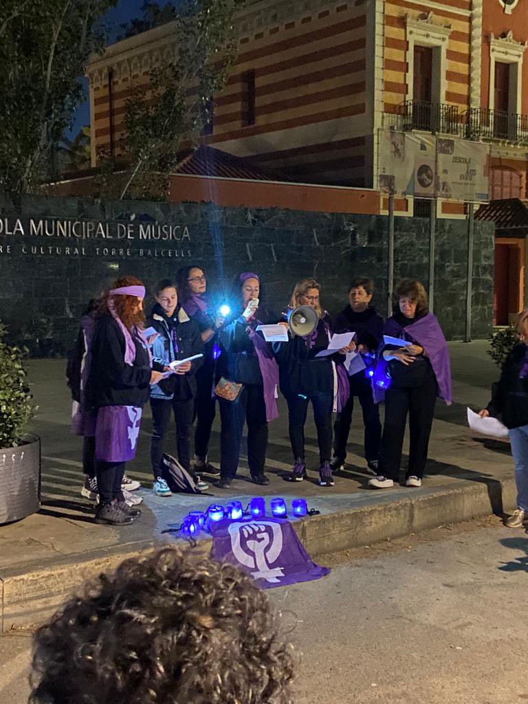 marisolrofe's tweet photo. Anoche participamos en la marcha silenciosa contra la violencia machista, organizada por @AlmaVioleta08820
Los feminicidios no cesan y el machismo sigue.Pero la fuerza del feminismo está presente para ser el grito de las que ya no tienen voz.
Por ellas, por todas 💜 #NitVioleta https://t.co/vjcfMrp2wV