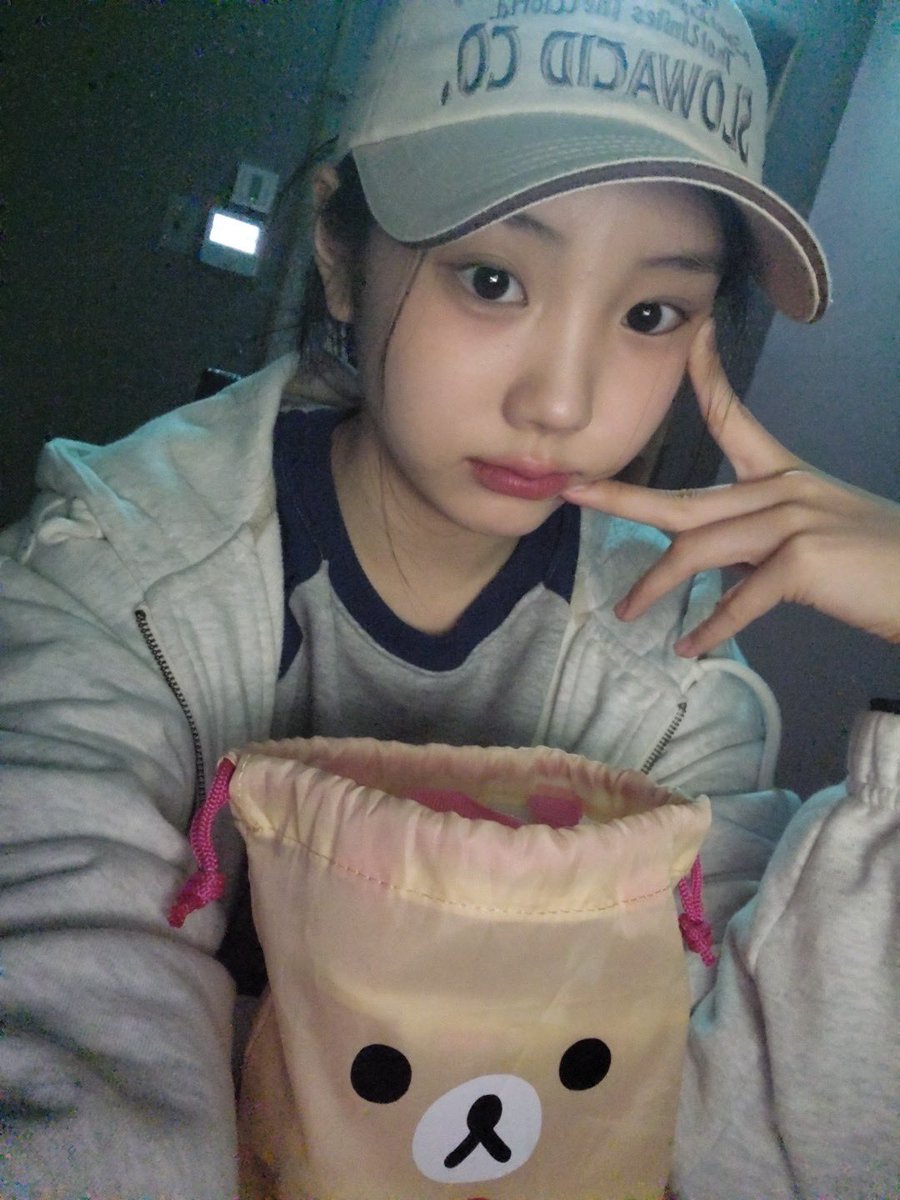 ILLIT_twt's tweet photo. 🥸🍱💩 https://t.co/yoS8cEcm5C