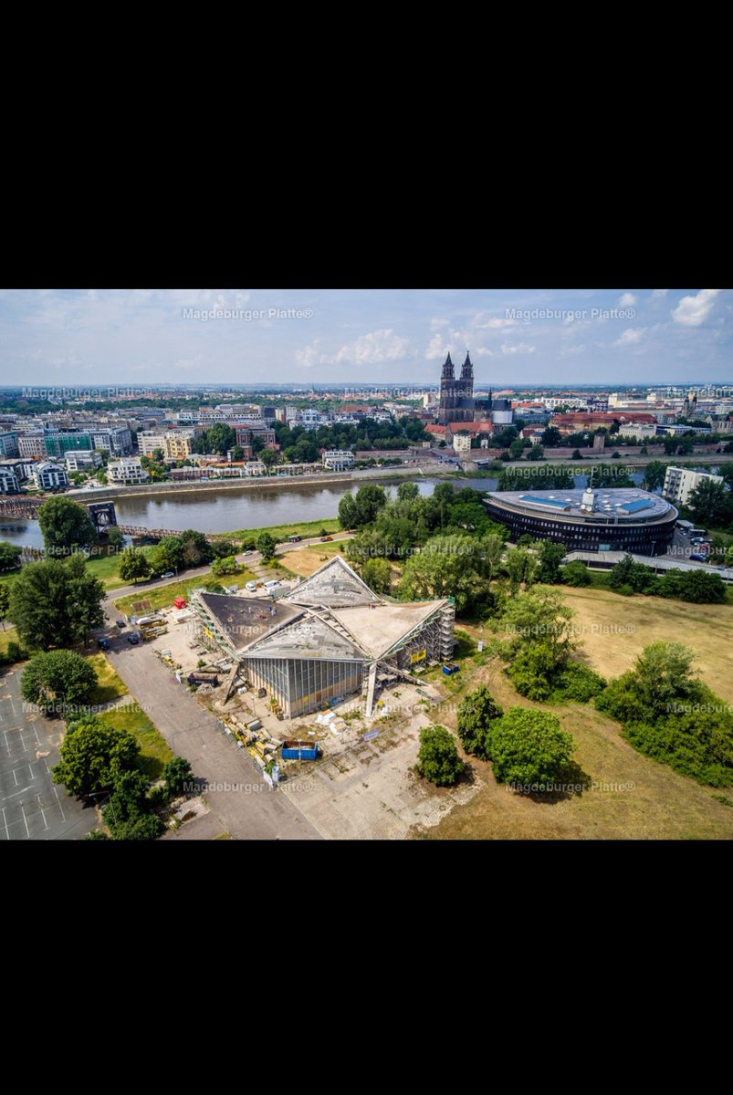 In Magdeburg gab es die 'Hyparschale' am Rotehornpark. Ich radelte als Kind manchmal mit meinem Mifa- Klapprad dorthin weil man da drin kostenlos Sportspiele machen konnte... Federball und sowas...