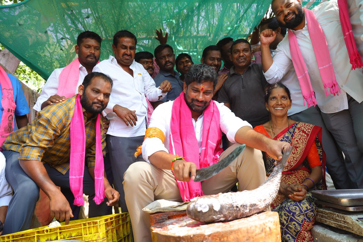 balkasumantrs's tweet photo. ఎన్నికల ప్రచారంలో భాగంగా చెన్నూరు నియోజకవర్గం, రామకృష్ణాపూర్ పట్టణంలోని సూపర్ బజార్ ఏరియాలో వర్తక వాణిజ్య సంఘాలలో ప్రచారం నిర్వహించడం జరిగింది.

#VoteForCar #KCROnceAgain https://t.co/KEJZNac75h