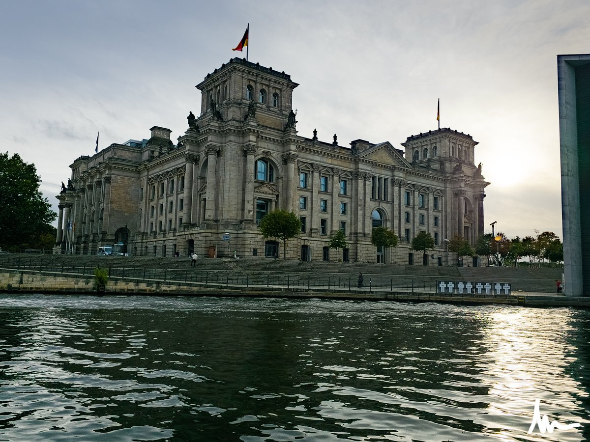 Isabwell's tweet photo. It's Sunday, so you know what that means? I have a new vlog for you.^^ Here is the first day of my #IsasGermany #Berlin adventures!
➡️ https://t.co/hLR3NYmbfq https://t.co/R3BsVy2NUR