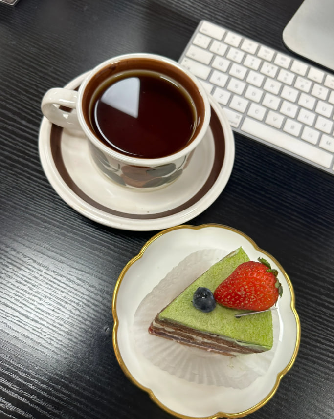 「おやつのお茶を飲んで、静かなひとときを楽しみます。」