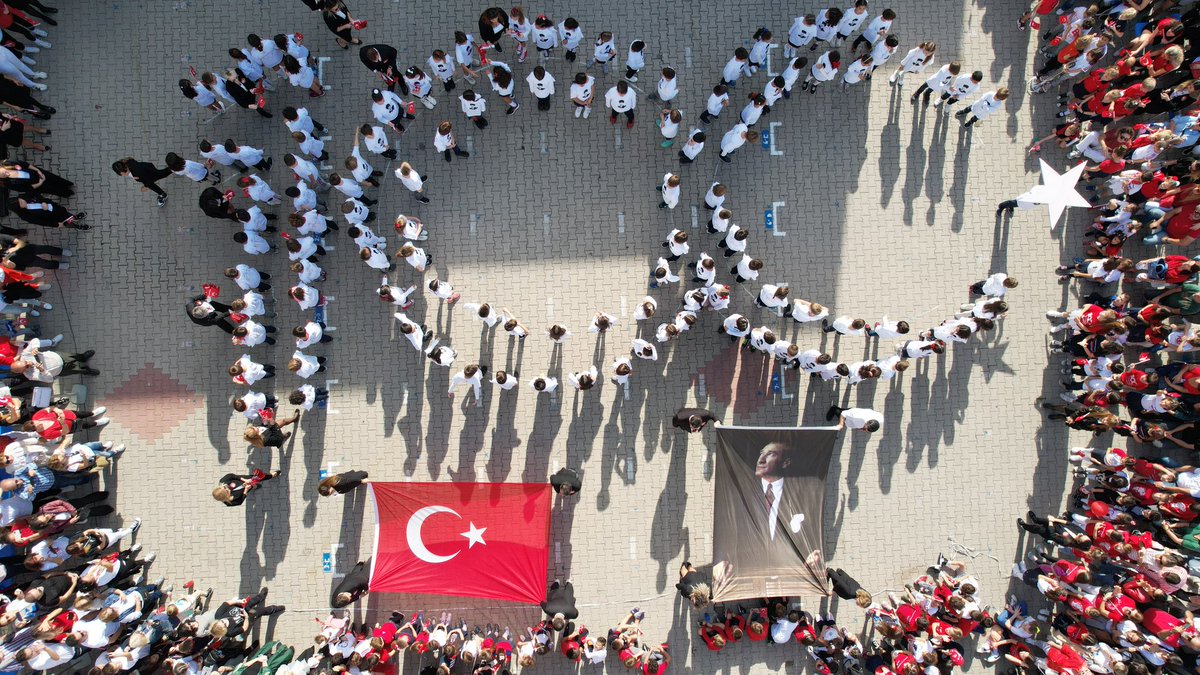 turactop's tweet photo. @BKkarsiyaka kampüsten Cumhuriyetin 100. yılına özel muhteşem koreografi ve Türk bayraklı yürüyüş🇹🇷🇹🇷🇹🇷 https://t.co/SCC7RrUQjw