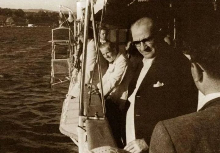 izeyde's tweet photo. ATAM sana minnettarız❤️🤍 Cumhuriyet Bayramımız Kutlu Olsun, nice 100 yıllara! https://t.co/u3FMgOJSWw