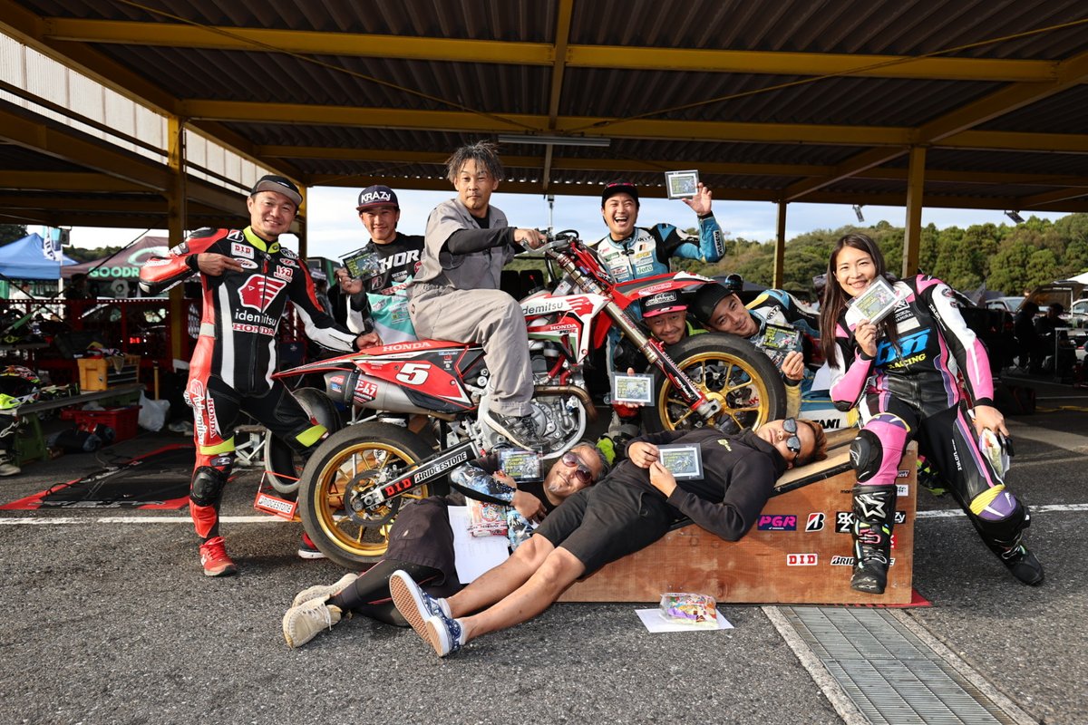 sasakitetsuo74's tweet photo. 茂原ツインサーキットのパワーカプセルに参加された皆さんお疲れ様でした。
スーパーモトを中心に撮影しましたが日頃撮れないところで撮れたので面白い写真が撮れたかなと思います(^^;
写真は後ほどということで取り急ぎスーパーモトの皆さんの集合写真をあげときますので保存して各自使ってくださいませ(^^)/
それでは皆さま帰りの道中ご安全に〜
#POWERCUPSULE
#パワーカプセル
