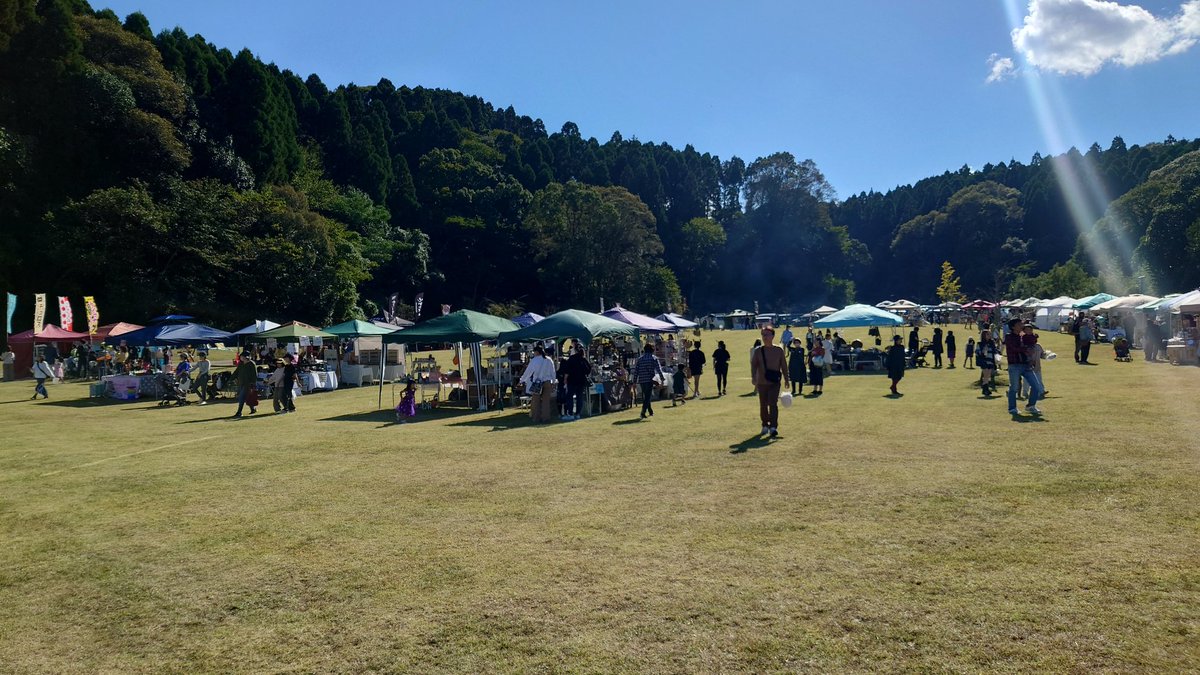 _miyasui's tweet photo. 10月最後の日曜日！
北薩公園秋祭り！
演奏には31名の参加！
風＆西日直射でなかなかなステージでしたが、楽しく演奏できました！

北薩広域公園の皆様、タオルと花の種をありがとうございました！
本番を終えて再び白男川・きららの楽校にて練習！
Trpに1名復帰の嬉しい報告❤
来週も(ง •̀_•́)ง https://t.co/DYV6aQ9L2v