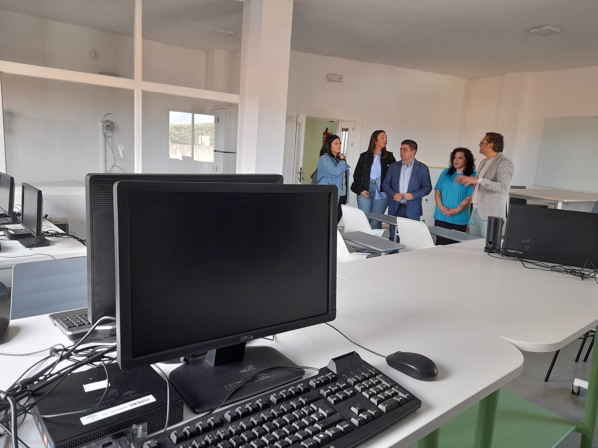 dipujaen's tweet photo. 🖥️⌨️ El presidente de @dipujaen visita el centro #Guadalinfo de #Génave, que cuenta con más de un centenar de usuarios
🛜 Este es uno de los 95 centros de la provincia de acceso gratuito a Internet que cuentan con apoyo económico de @dipujaen ⬇️
https://t.co/CubOVGYx7I https://t.co/4ppFmBBYWj