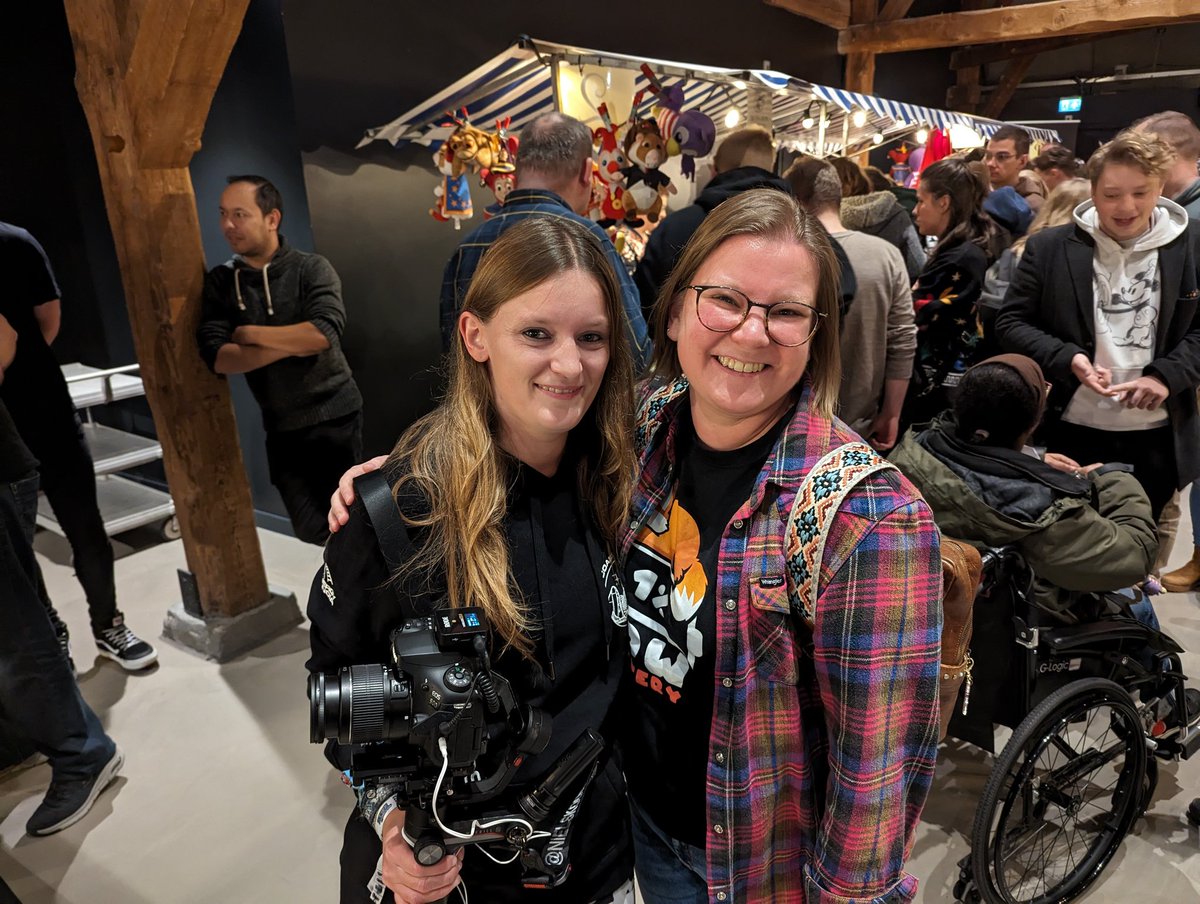 squallkitty's tweet image. Lekker op de Anton Pieck beurs geweest. Helaas geen @NielsKooyman Pin maar wel een andere primeur.

De eerste fan foto met Jacoline (de vriendin achter en soms voor de camera).