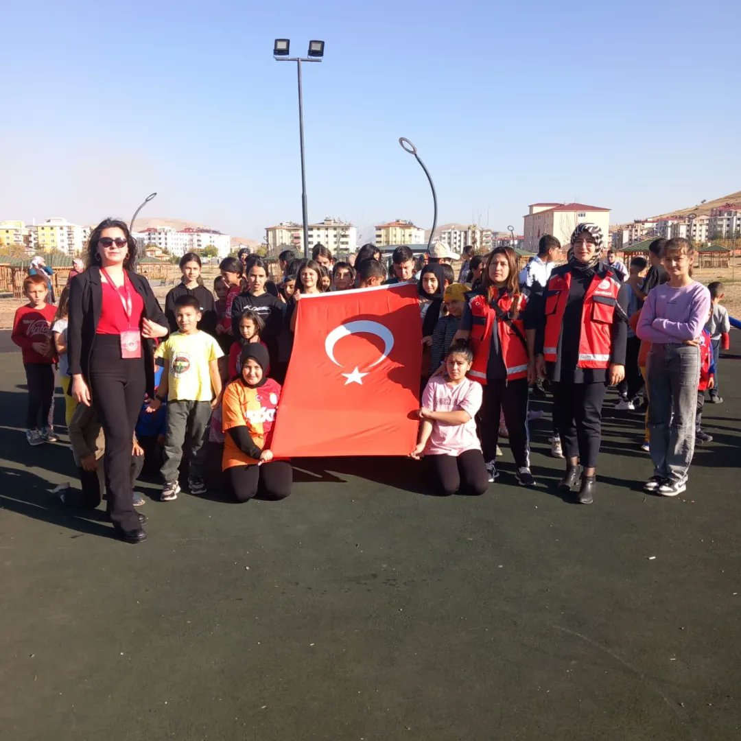 Yarınlarımızın teminatı evlatlarımız başta olmak üzere tüm vatandaşlarımızın 29 Ekim Cumhuriyet Bayramı'nı canıgönülden kutluyoruz.

#YerGökBayrakOldu 
#AkKadınKahramanmaraş 
#AsumanYavuz