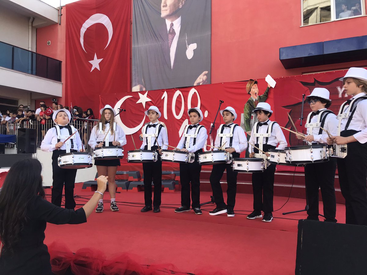 BKkarsiyaka's tweet photo. 100 yıldır ışıldayan bir yıldızdır Cumhuriyet. 
Milletimizin geleceğini aydınlatan Cumhuriyetimizin 100. yılını kampüsümüzde gerçekleştirdiğimiz coşkulu törenle kutluyoruz.❤️💙
Sonsuz minnet sonsuz saygıyla🇹🇷
#CumhuriyetleGeleceğe 
#bahcesehirkoleji https://t.co/GwkrZVoQ7W
