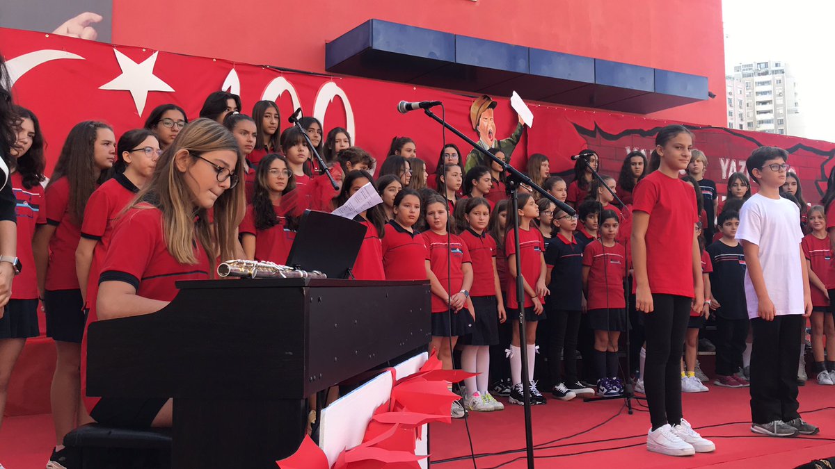 BKkarsiyaka's tweet photo. 100 yıldır ışıldayan bir yıldızdır Cumhuriyet. Milletimizin geleceğini aydınlatan Cumhuriyetimizin 100. yılını kampüsümüzde gerçekleştirdiğimiz coşkulu törenle kutluyoruz.❤️💙
Sonsuz minnet sonsuz saygıyla🇹🇷
#CumhuriyetleGeleceğe 
#bahcesehirkoleji https://t.co/2LzsQ7a2Wi