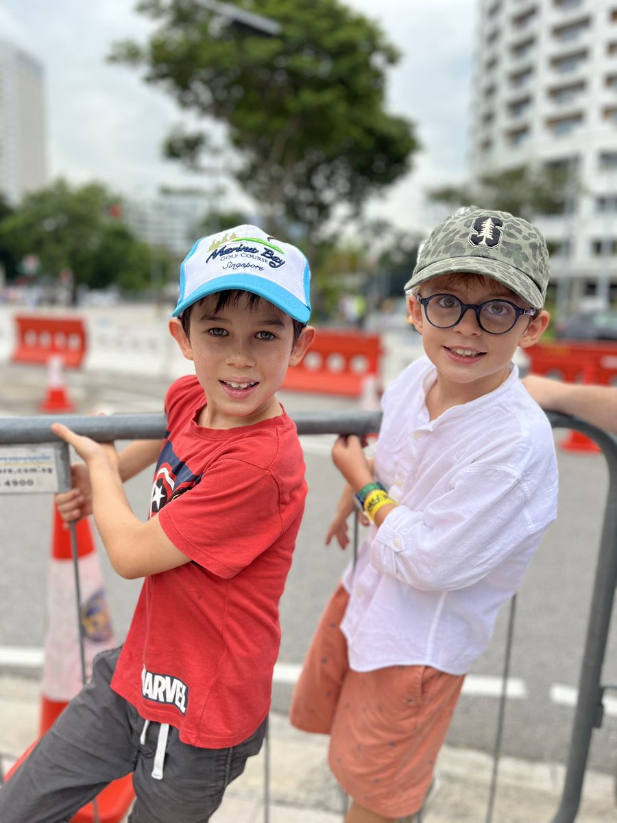 ben_darde's tweet photo. Les français sont présents à Singapour. ON VEUT UNE DÉDICACE POUR MARIN ET MARIUS. SVP Jacky et Guillaume 🙏 #LesRP https://t.co/1eaA9PUwMy