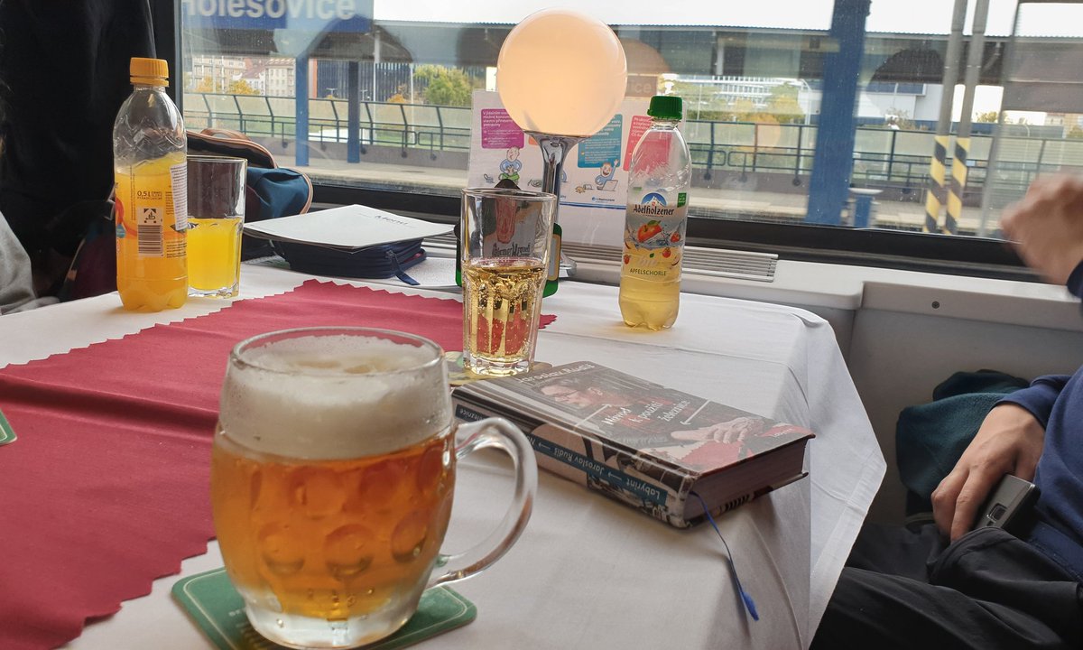 FilipNerad's tweet photo. Syn má dneska narozeniny. Není lepší dárek a oslava v jednom pro mladého šotouše než výlet s @PavelPeterka4 v jídelním voze @ceskedrahy_ s @jaroslavrudis aspoň v papírovém vydání. V popředí malá odměna pro otce oslavence😎🍻🚂 https://t.co/gVQWMKOLRS