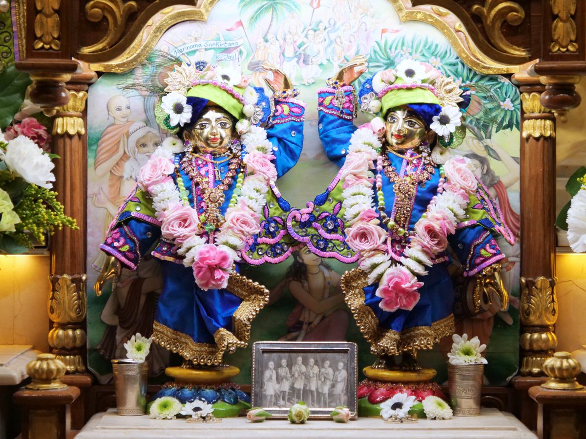 iskconlondon's tweet photo. Today's Deity darshan in Palace Gardens outfit #girigovardhan #gauranitai #jagannath #baladev #subhadra #srilaprabhupada #deities https://t.co/7LNacLxvW8