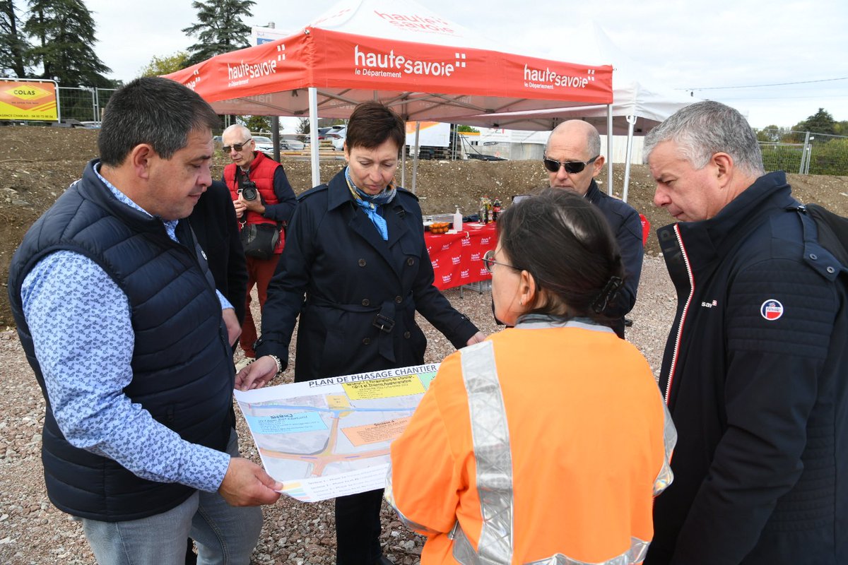 🚧 | Les travaux d'aménagements du carrefour du Crêt Baron à Allinges sont lancés.
 
Le département soutient ce projet à hauteur de 𝟐,𝟏 𝐌€.
 
📣 Hier, Martial Saddier, Président, Patricia Mahut et Richard Baud, CD du Canton de Thonon-les-Bains ont lancé les travaux.