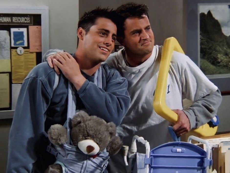 chandler dizide hep yalnız ölmekten korktuğunu söylerdi öyle de oldu.. huzur içinde uyu matthew perry✨ chandler bing friends evreninde yine bizi güldürmeye devam edecek 🤍🥺🫶