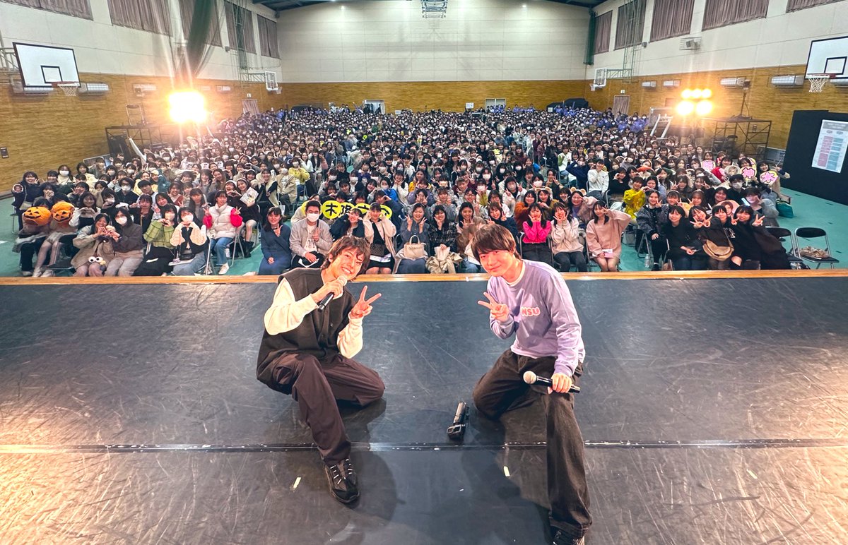 kamiki_official's tweet photo. 【 #神木学園祭ツアー 5日目】
 #新潟青陵大学 さん #青空祭 へ！
小雨の中お越し頂きありがとうございました🙇
まさかのディアマイを歌って踊るというレア回に…！

新潟観光をした様子は #神木駅  の #神さんぽ で追ってご紹介するのでお楽しみに◎（タレカツの美味しさに衝撃を受けた神木でした🍚） https://t.co/8JiI3LtFwa