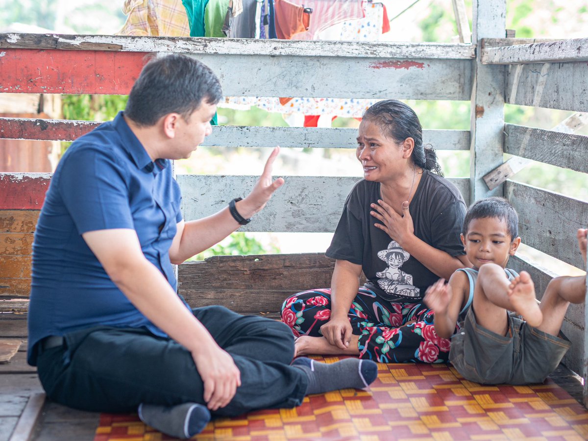 ChiewChoonMan's tweet photo. Sup tulang dan bawang. 🧅

Hari tu saya berjumpa dengan Kak Wati, seorang ibu dengan 7 orang anak dan seorang suami OKU mental. Hidup Kak Wati ni susah sangat, pendapatan sehari dia RM20 je. Setiap bulan dia gunakan wang JKM suaminya untuk membayar sewa rumah sekitar RM400. https://t.co/pDcHwk6igY