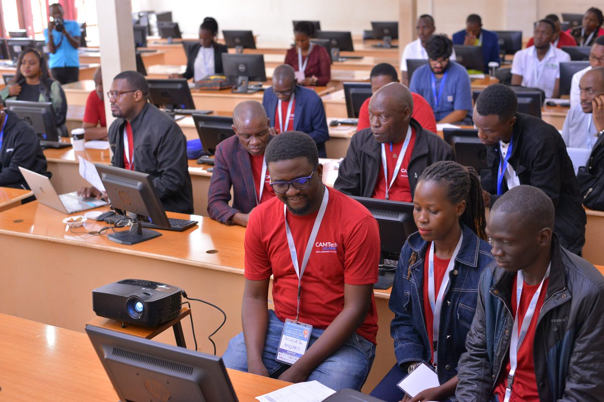 CharolFhidhel's tweet photo. The mentoring team have all ears open at the moment. They do not have to miss any details of the presentations from the hacker groups
#CAmTechHackathon #HealthcareRevolution
#EquitableHealthCareHack

@Nadine_Mizero @SantorinoD https://t.co/eZRM702f8c