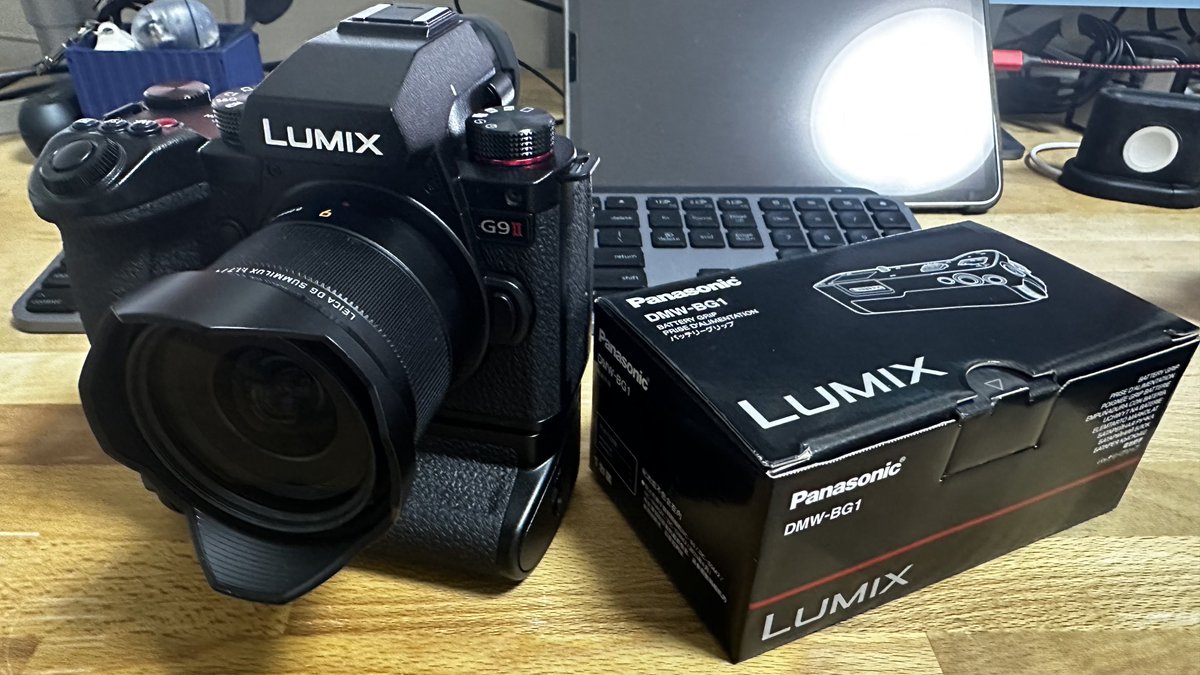 mdspro's tweet image. タテグリップも買ってみた
9mmくらいの軽いレンズなら
自立してるけど
12-60mmだとお辞儀しちゃう
#lumix
#G9pro2
#DMW-BG1