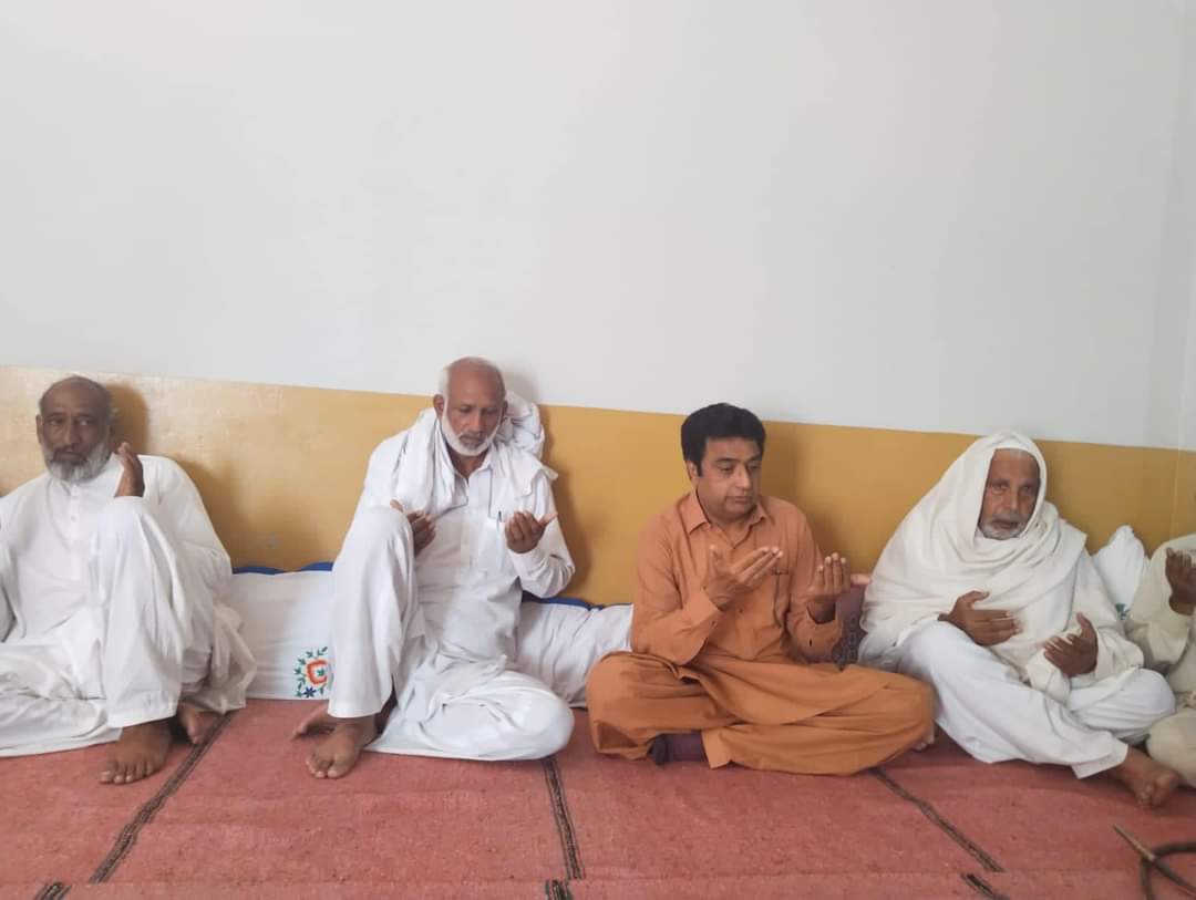 NadeemKaira1's tweet photo. بھولا جلال دین میں ماسٹر خادم صاحب کی والدہ محترمہ کی وفات کا پتہ چلا تو انکے گھر جاکر اہلخانہ سے اظہار تعزیت کیا۔ مرحومہ کی مغفرت کیلئے فاتحہ خوانی کی اور اہلخانہ کیلئے صبر جمیل کی دعا بھی کی۔
@BBhuttoZardari
@BakhtawarBZ
@AseefaBZ
#PP33 #NA65 #Kaira #Condolances https://t.co/9q9cuKhGNp