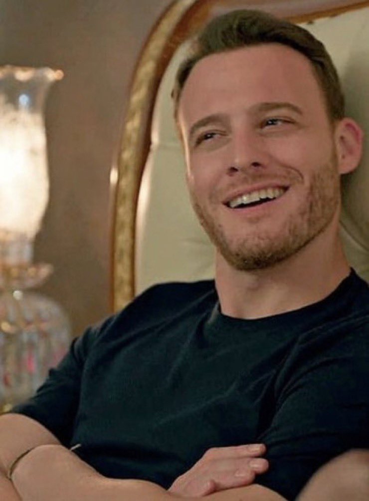 Silvia1992G's tweet photo. E niente mi distraggo sempre però quando sento Kerem, film d’amore scritto da lui, perdo un po’ il filo e anche oggi buongiorno in ritardo 🤘🏻🫶🏻 #KeremBürsin https://t.co/kmK5060GsH