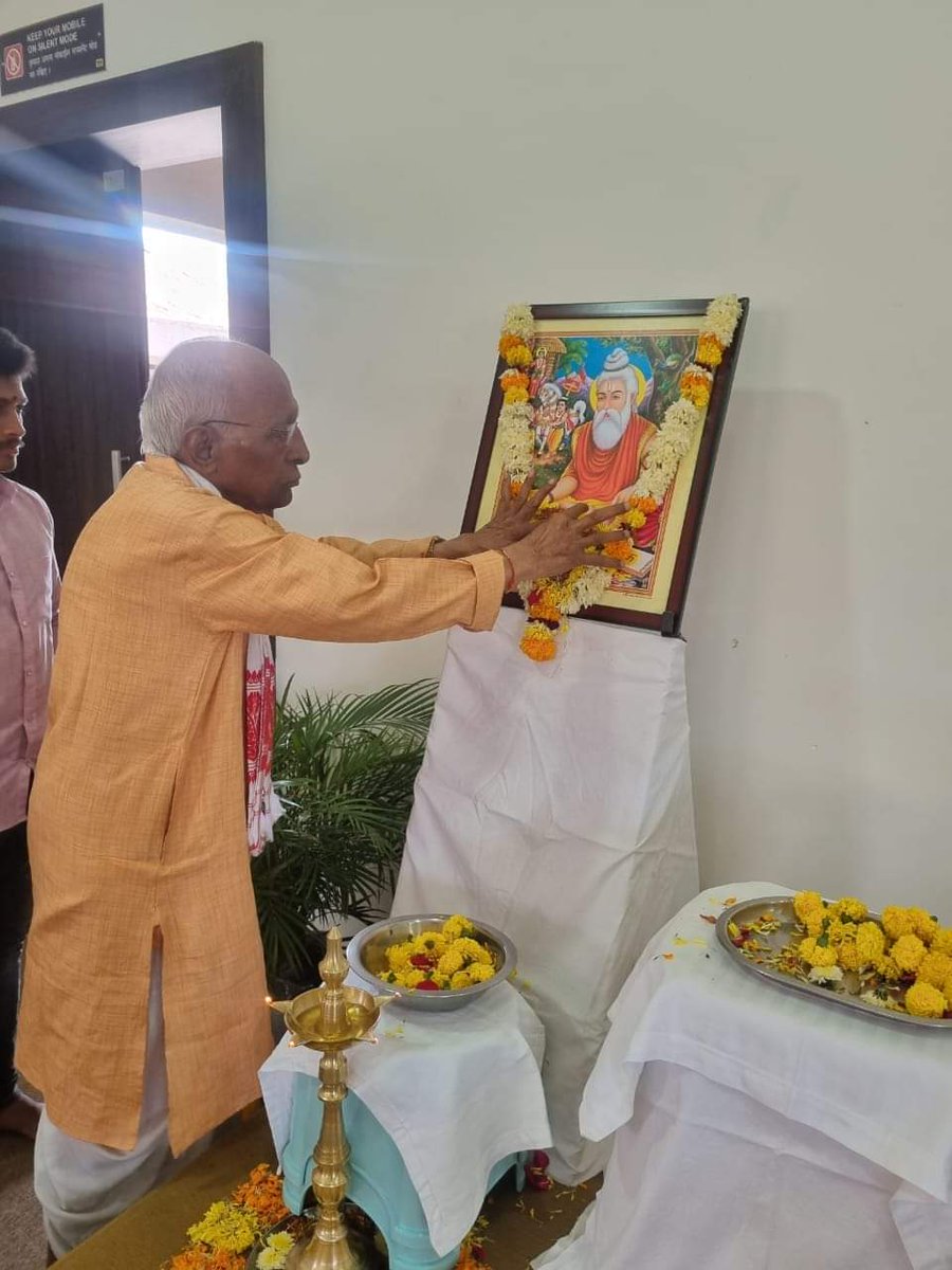 vskdevgiri's tweet photo. छत्रपती #संभाजीनगर जिल्ह्यातील पळशी या गावात राष्ट्रीय स्वयंसेवक संघाच्या समरसता गतिविधीच्या अखिल भारतीय बैठकीची सुरवात #महर्षी_वाल्मिकी यांच्या प्रतिमेला अभिवादन करून झाली. https://t.co/M7uKRn7iXT
